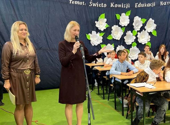 Zdjcie przedstawia pani Dyrektor Magorzat Filipiak oraz pani wicedyrektor Magdalen Rdzanek  podczas uroczystej akademii z okazji Dnia Edukacji Narodowej.     