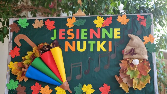 grafika przedstawia napis jesienne nutki