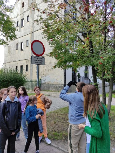 ucze robi zdjcie znakowi zakoz wazdu