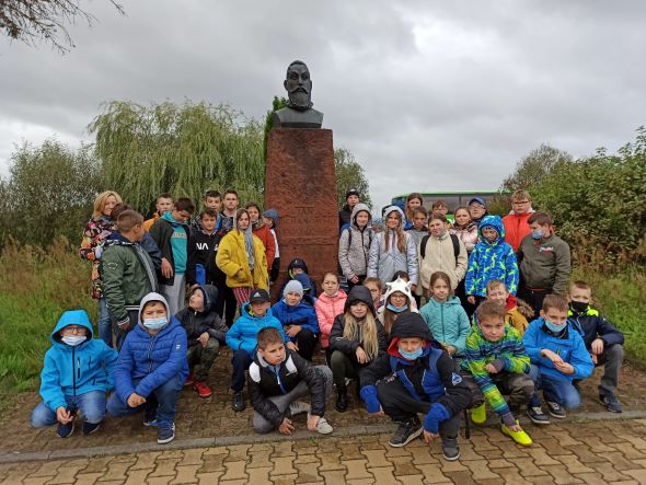  Uczniowie klas IV ai, IV b, VII ai przed obeliskiem z popiersiem Jana Kochanowskiego; obelisk znajduje si w Sycynie Pnocnej.